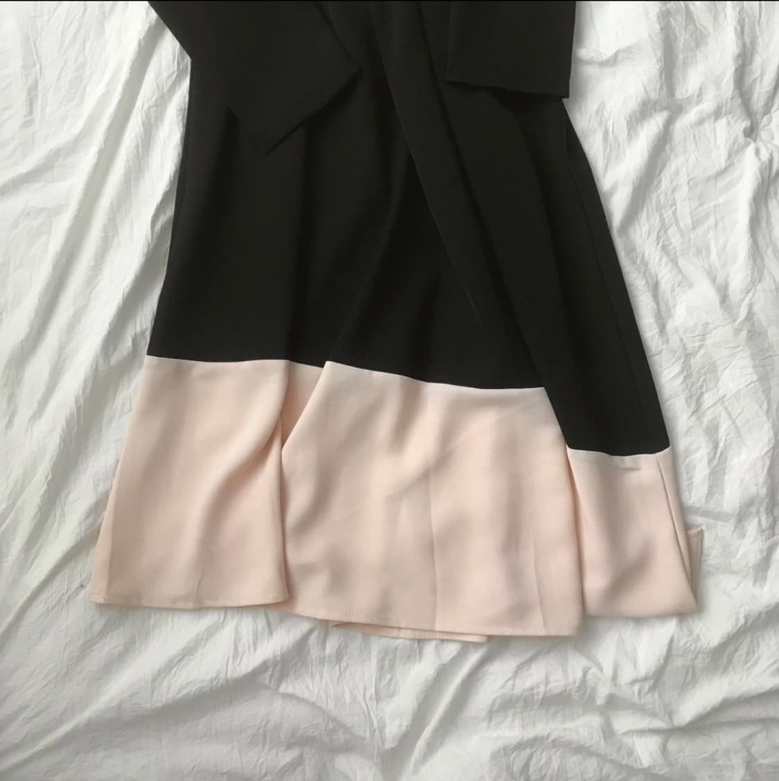 배색 브이넥 셔링 롱 원피스 상품이미지2