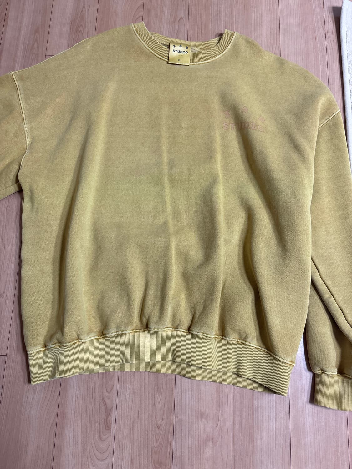 아이앱 스튜디오 머스타드 맨투맨 상품이미지1