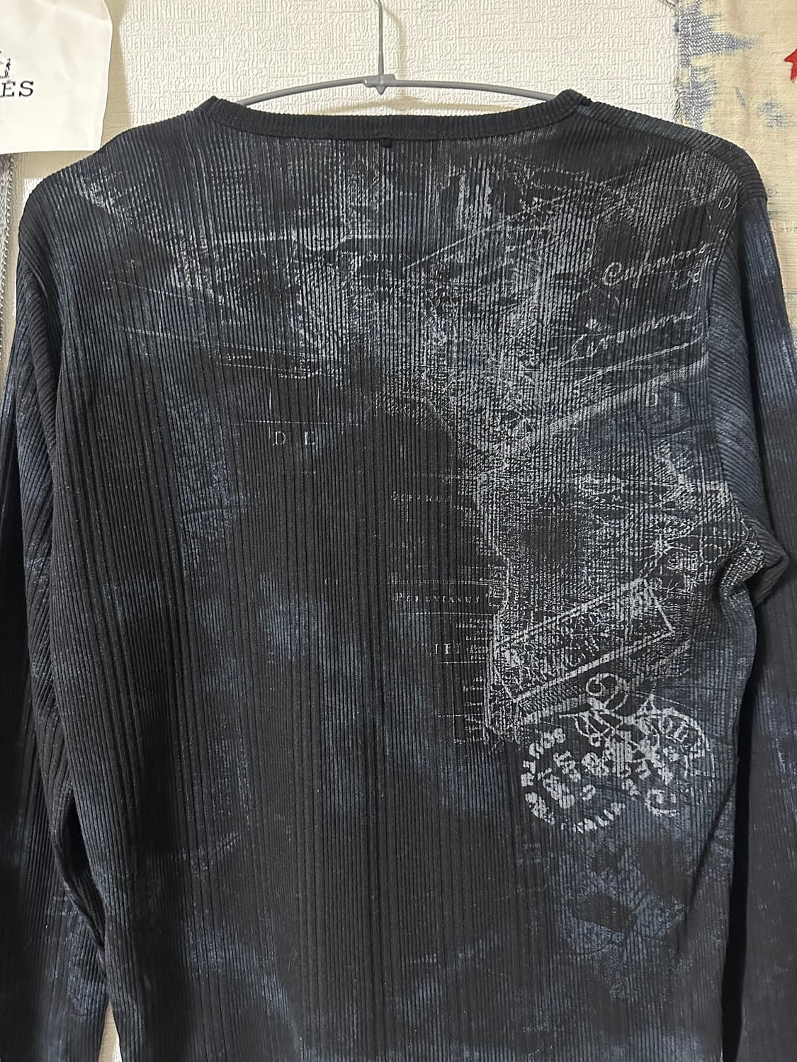 in the attic homme 아카이브 그래픽 텍스처 롱슬리브c 상품이미지4