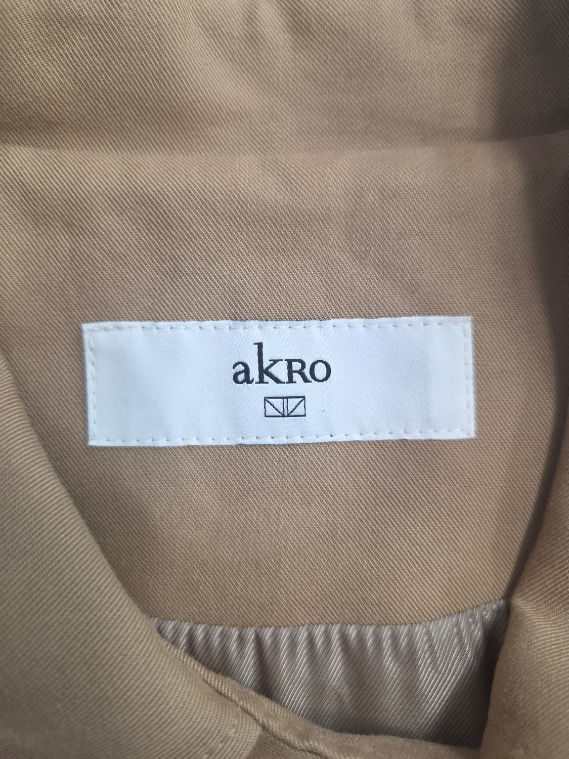 akRo (아크로) 퍼프 소매 더블 트렌치 코트 베이지 상품이미지3