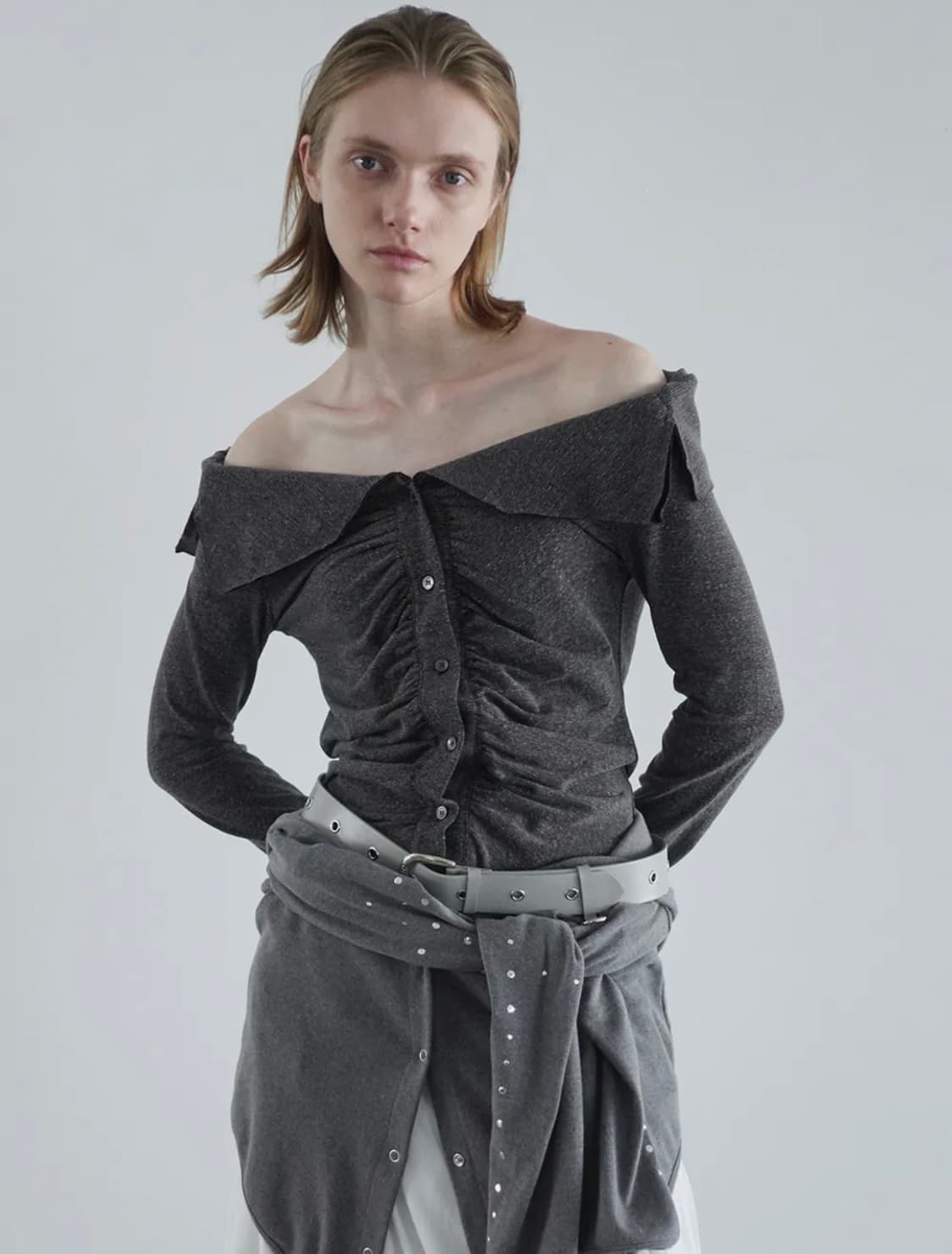 CERRIC WRINKLE OFF SHOULDER TOP / BROWN 상품이미지2