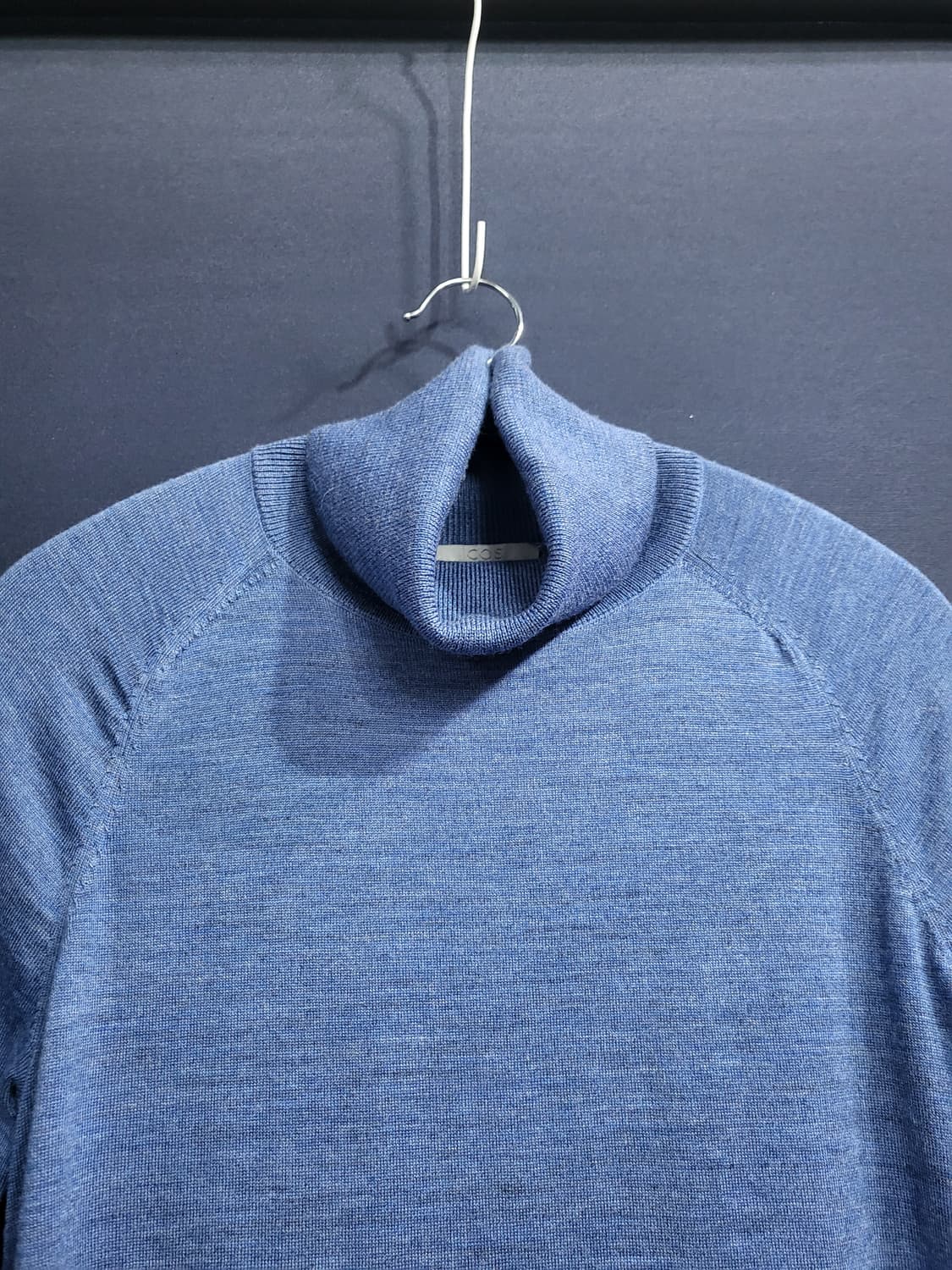 코스 울100 터틀넥 미디원피스 상품이미지2