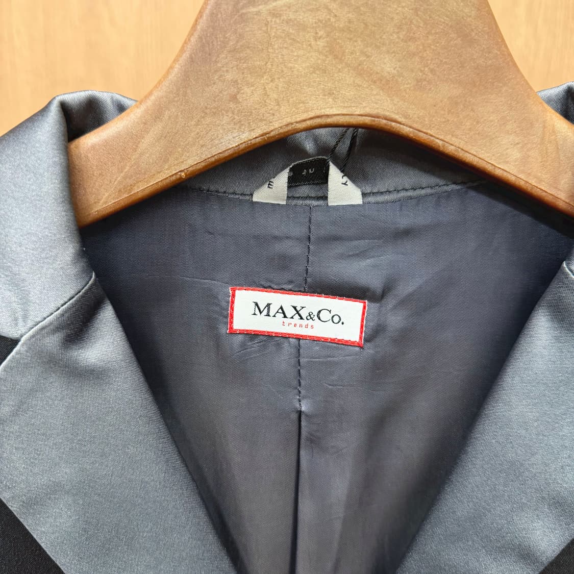 막스앤코 싱글 코트 테일러드 카라 버튼 클로징 슬림 실루엣 디테일 블랙 상품이미지6