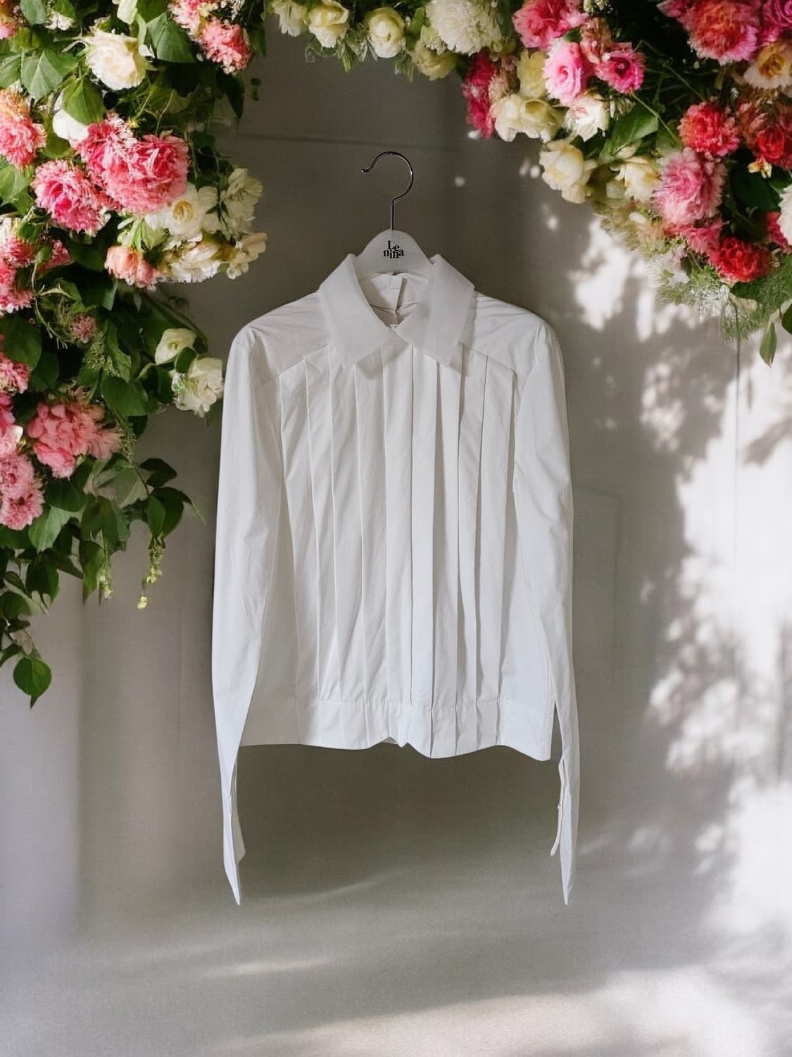 핀턱 디테일 화이트 셔츠 / 미착용 / 소매 진주버튼 / 후면여밈 상품이미지1