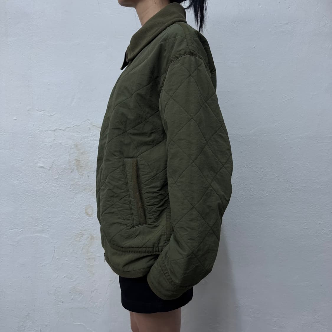 빔즈(BEAMS) 24fw 올리브컬러 나일론 플리스 양털 퀄팅 자켓 상품이미지2