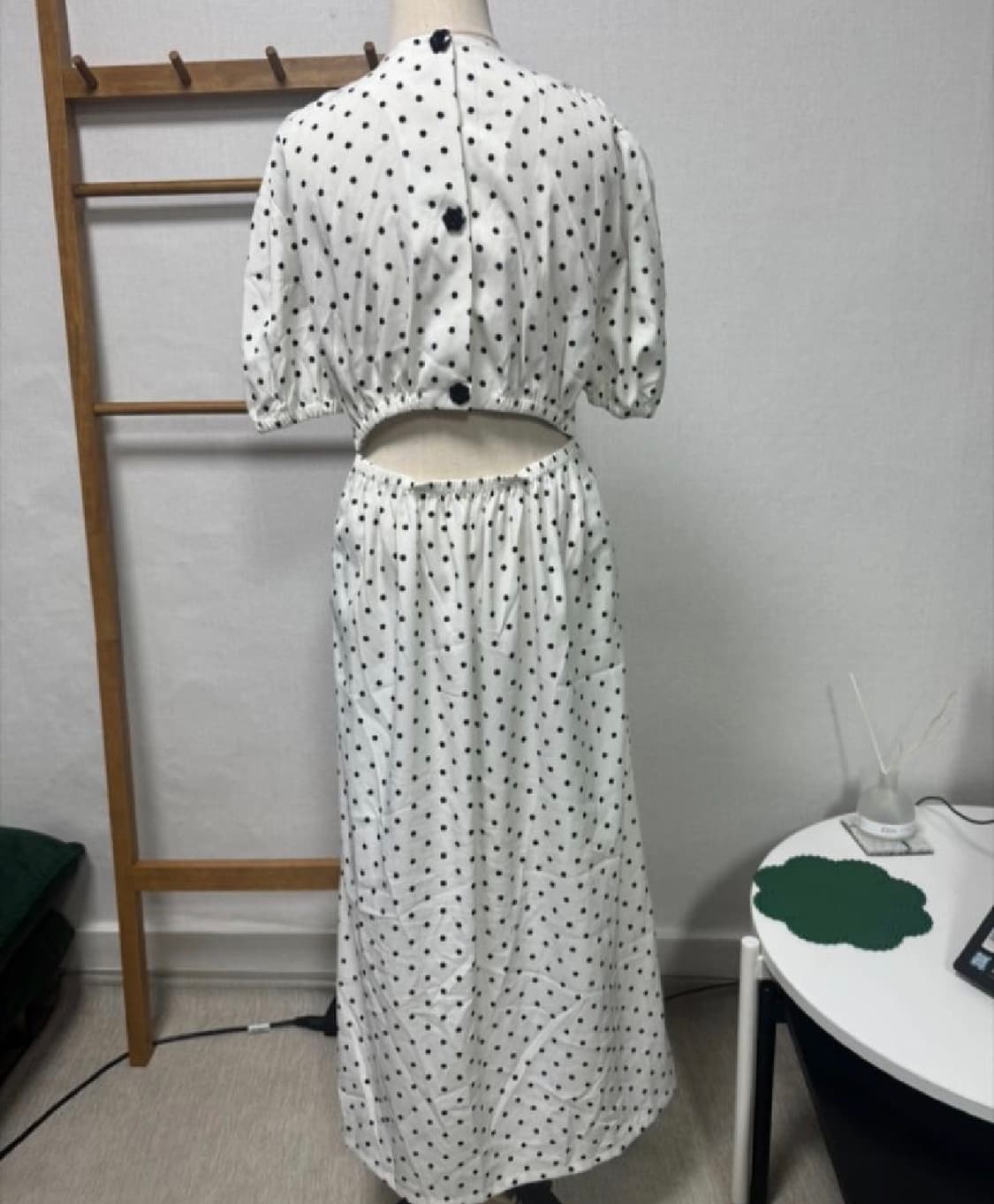 필로컬리 백슬릿 꽃단추 도트 롱 원피스 Free 상품이미지5
