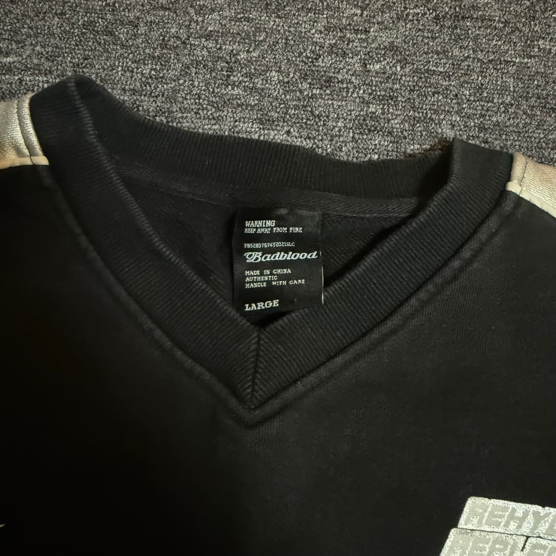 배드블러드 리퓨얼 스포트 브이넥 맨투맨 블랙/실버 (L) 상품이미지2