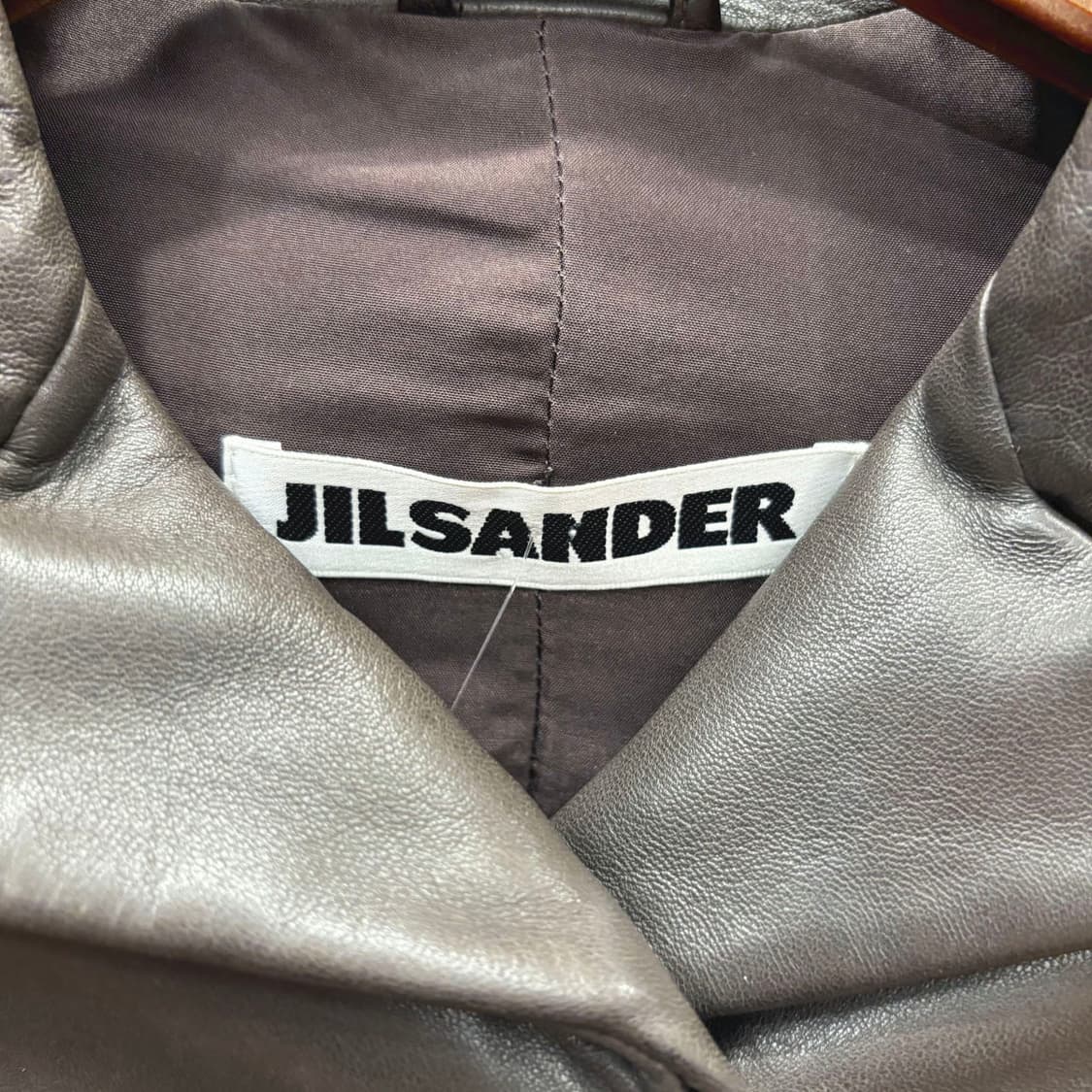 질샌더 레더 자켓 노치드 카라 히든 버튼업 플랩 포켓 슬릿 디테일 브라운 상품이미지7