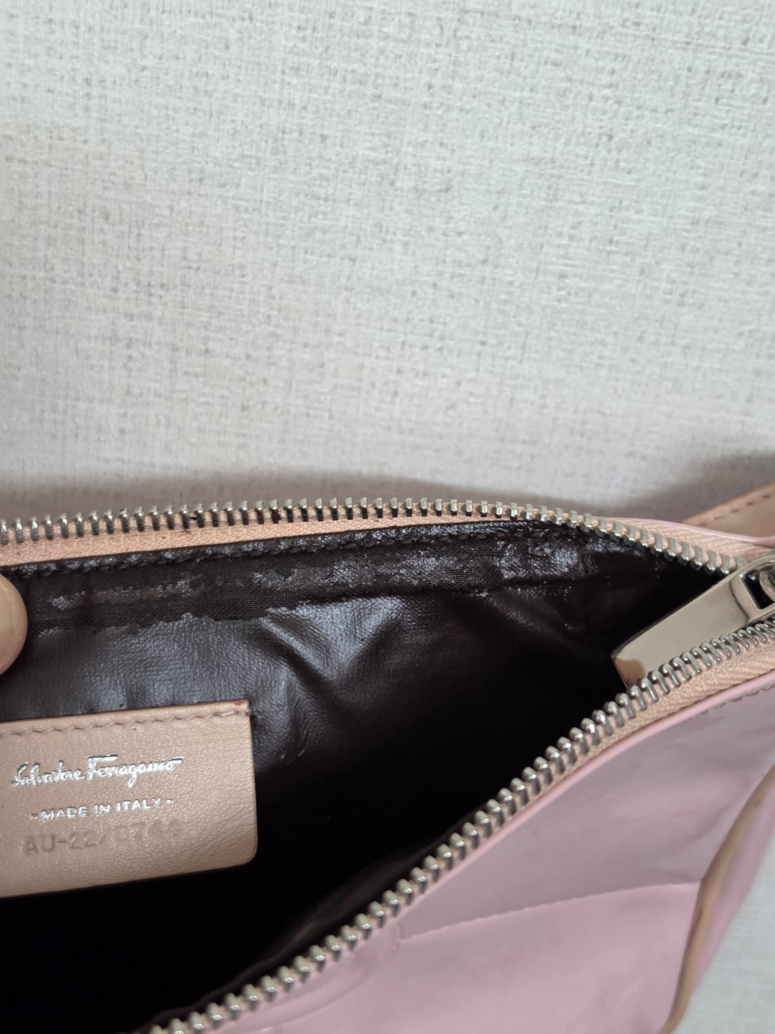 살바토레 페라가모 비비드 글로시 핑크 미니 클러치 백 상품이미지4