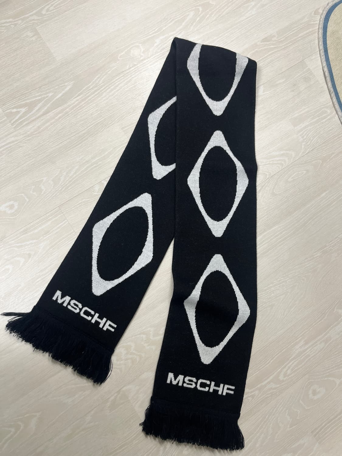 미스치프 롬버스 머플러 블랙 상품이미지1