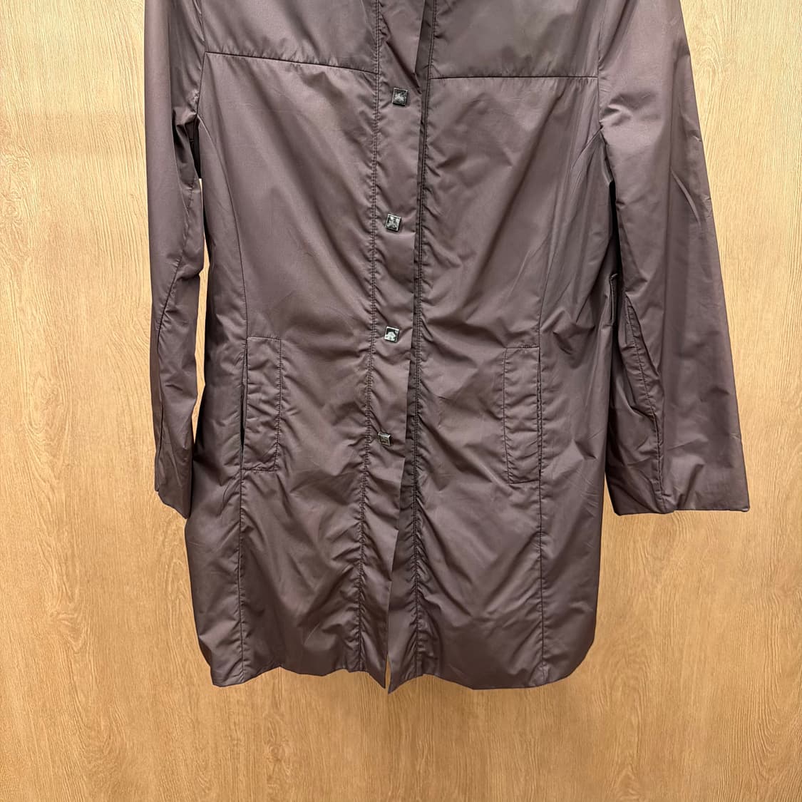 버버리 런던 경량 패딩 코트 로고 각인 버튼 디테일 레귤러핏 브라운 상품이미지5