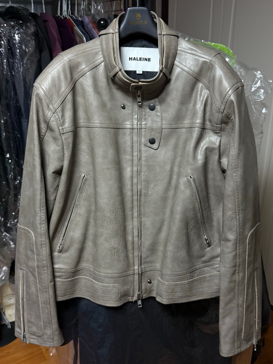 알렌느 - 벨티드 3D 레더 바이커 자켓 (그레이쉬 베이지/1) 상품이미지1