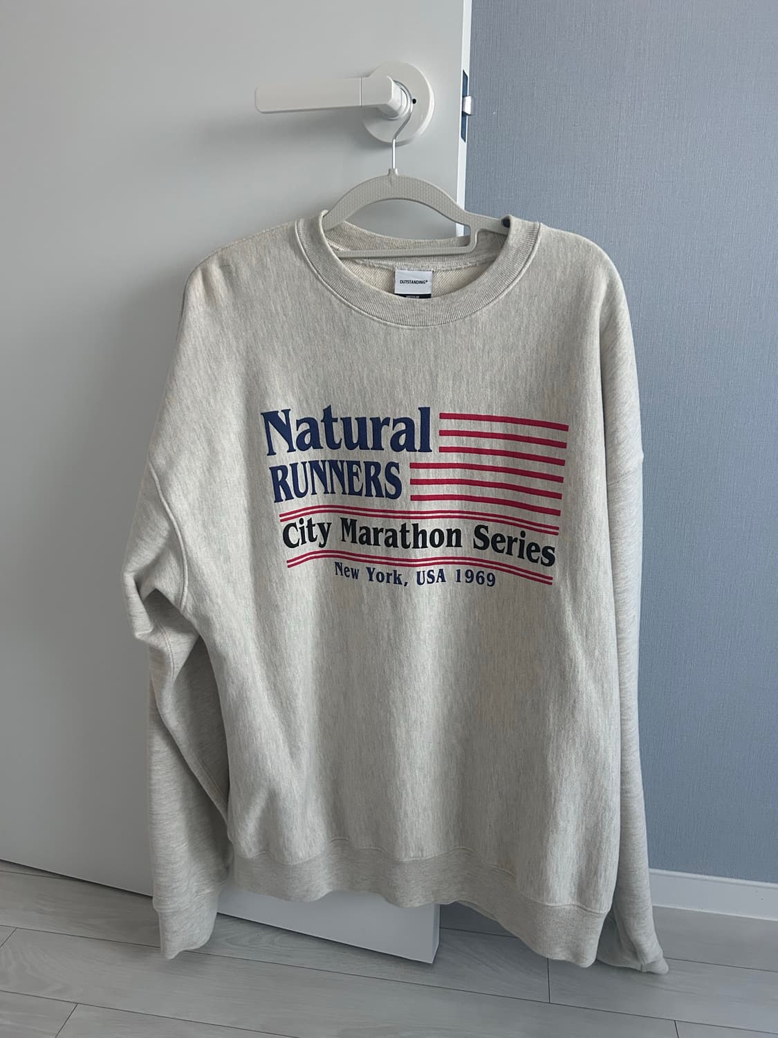 아웃스탠딩 맨투맨 스웻 오트밀 상품이미지1