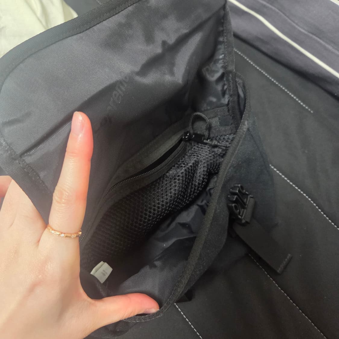 슈프림 미니 메신저백 25ss 상품이미지3