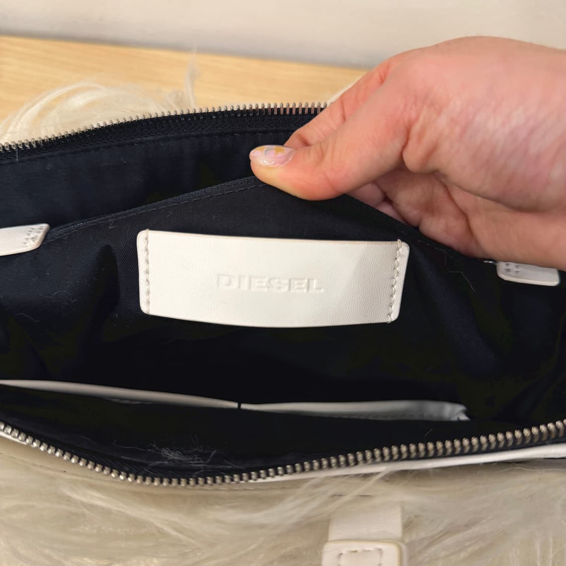 디젤 미니 토트 숄더백 퍼 텍스처 더블핸들 지퍼 디테일 아이보리 상품이미지6