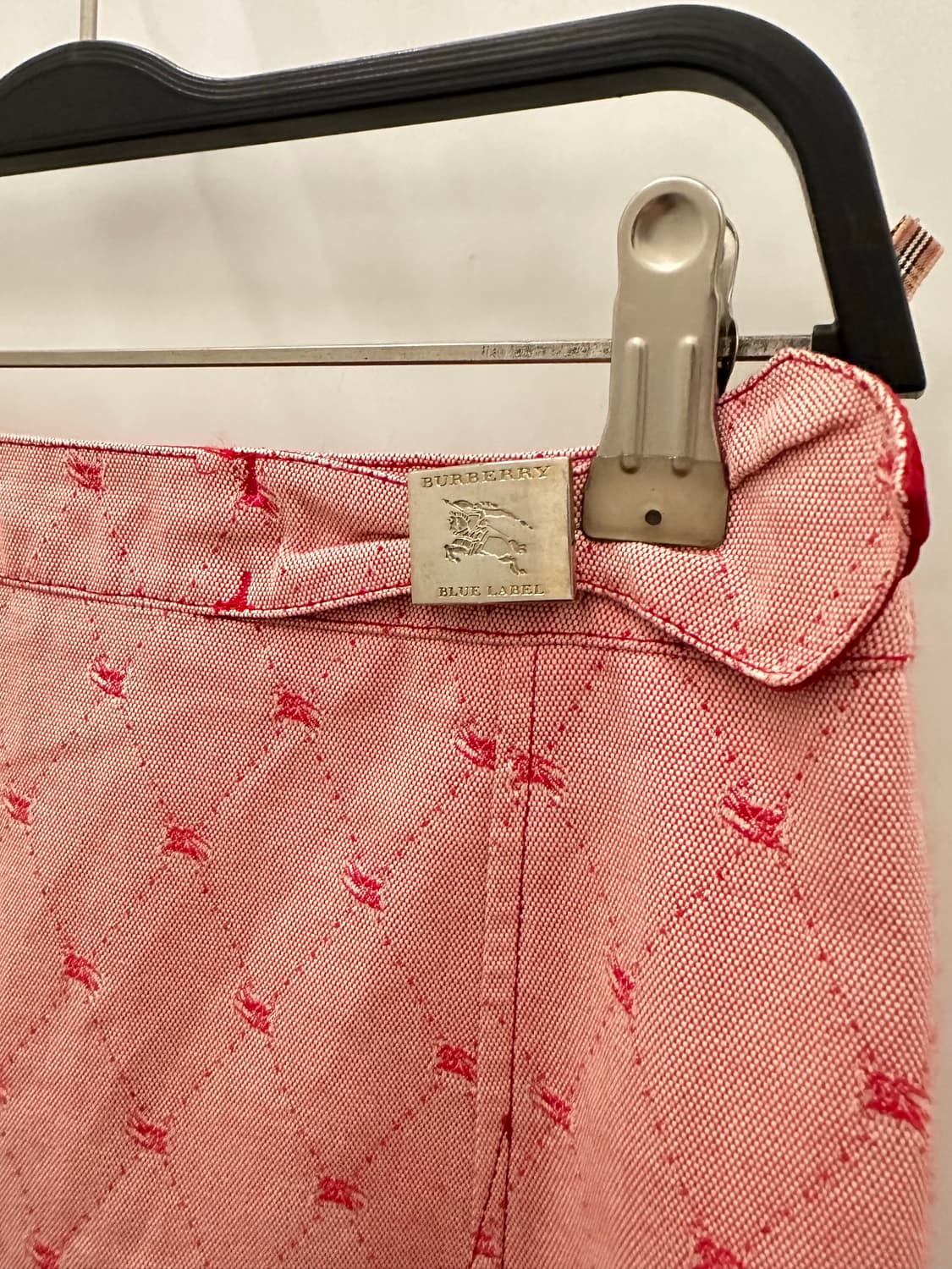 BURBERRY 버버리 레드 로고패턴 미디스커트 상품이미지2