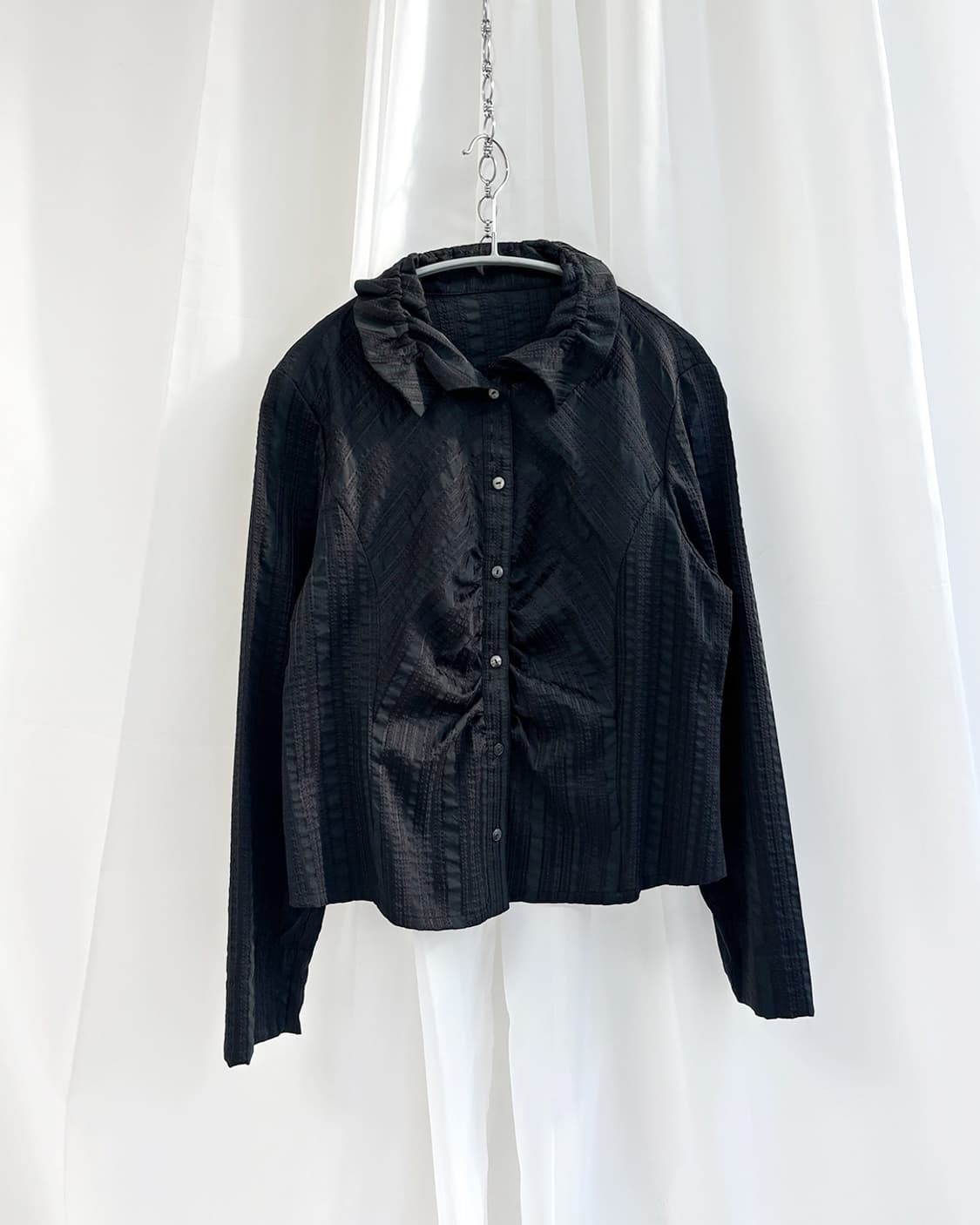 odessa 프릴 칼라 프론트 셔링 긱 블랙 셔츠 상품이미지1