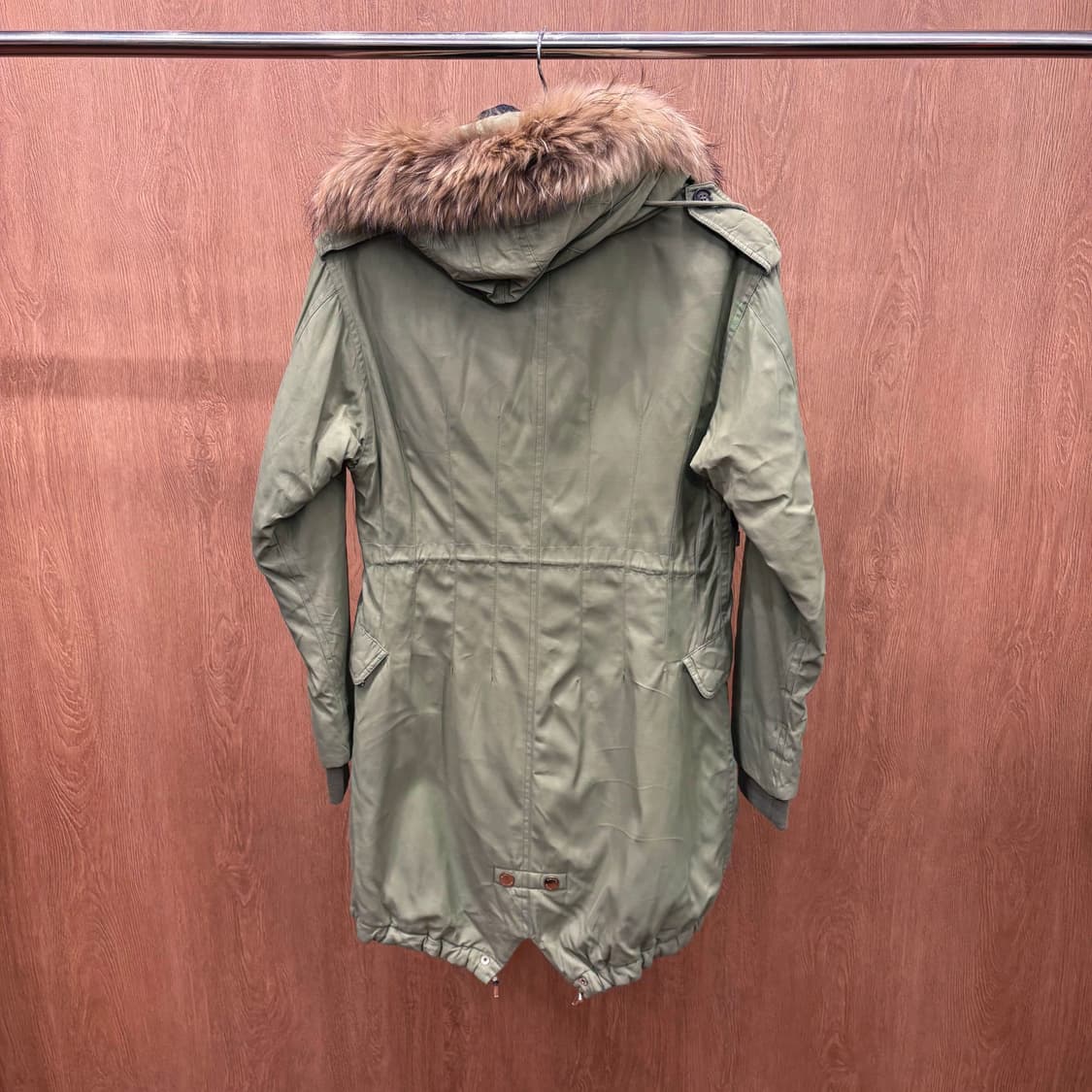 막스앤코 롱 야상 점퍼 퍼 트리밍 후드 드로우 스트링 디테일 카키 상품이미지3