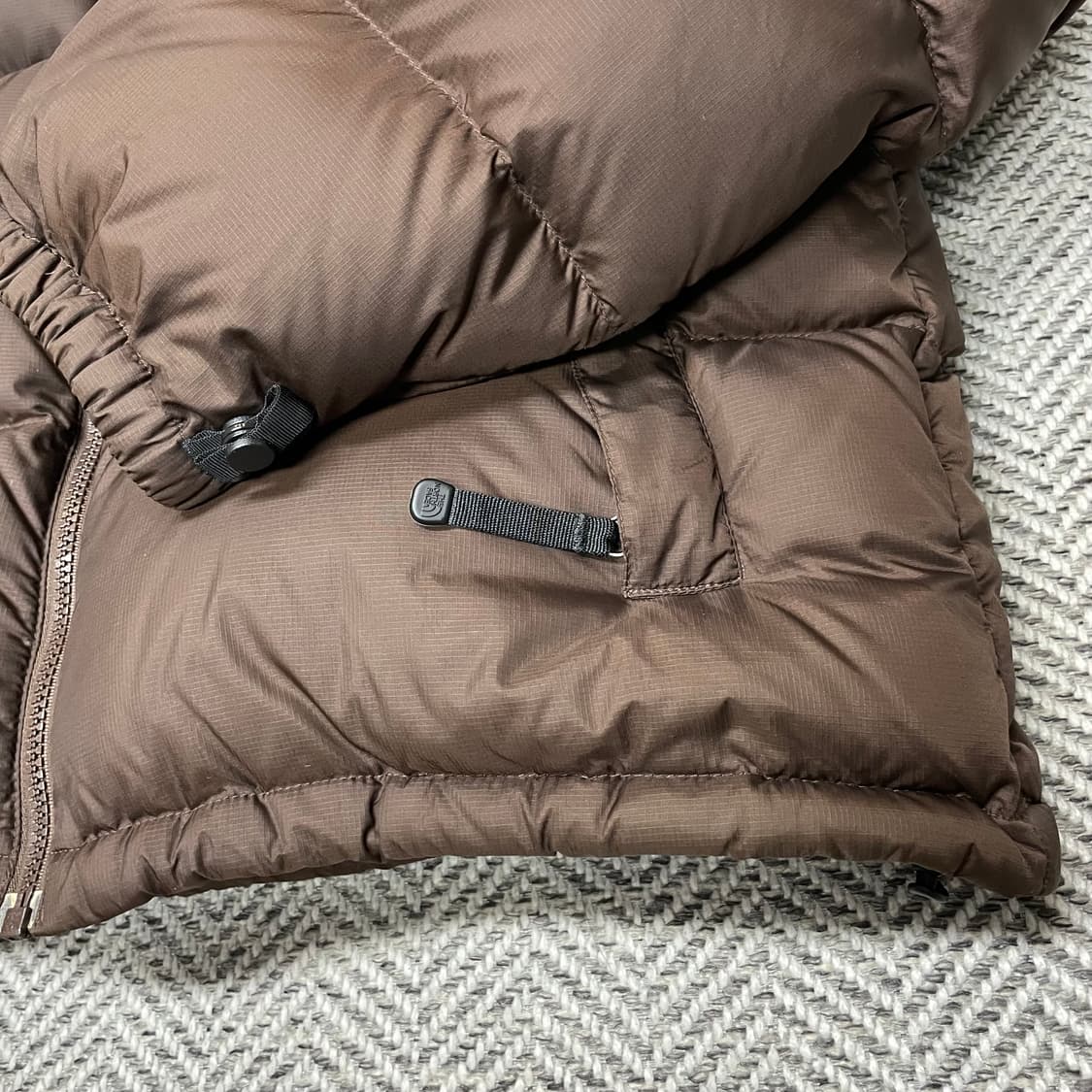 [M] 노스페이스 센터로고 무광 브라운 700 눕시 패딩 상품이미지6