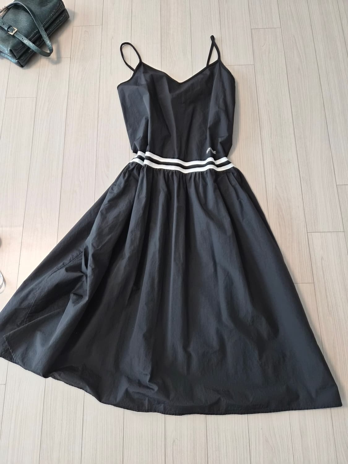 럭키마르쉐(Lucky Marché)의 스포티하고 세련된 배색 롱 원피스  상품이미지3