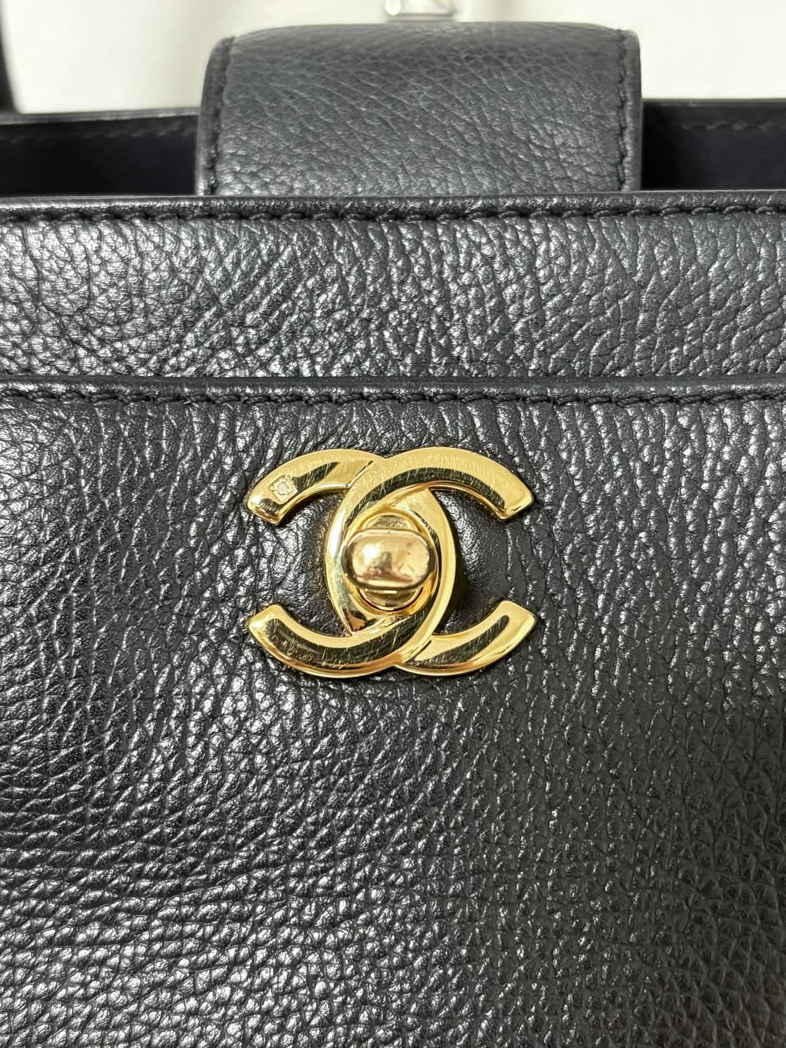 샤넬 서프백 금장 블랙 상품이미지5