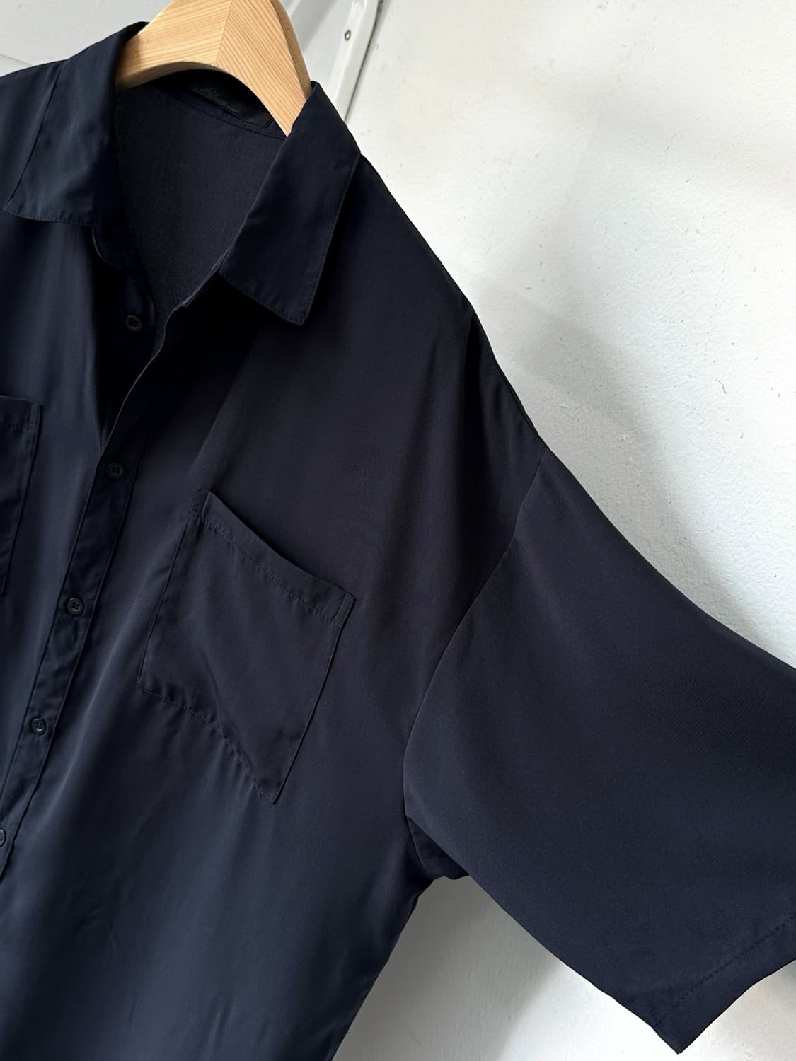 Sheer poly silky touch loose H/S shirt 상품이미지3