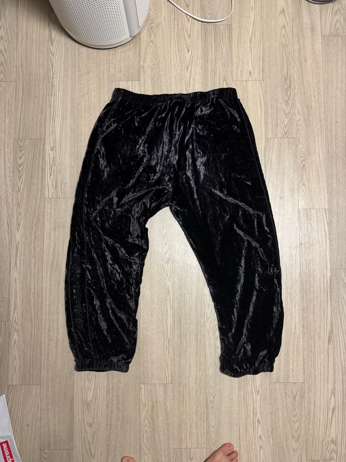 슈프림 크러쉬드 벨벳 팬츠 23FW 상품이미지2