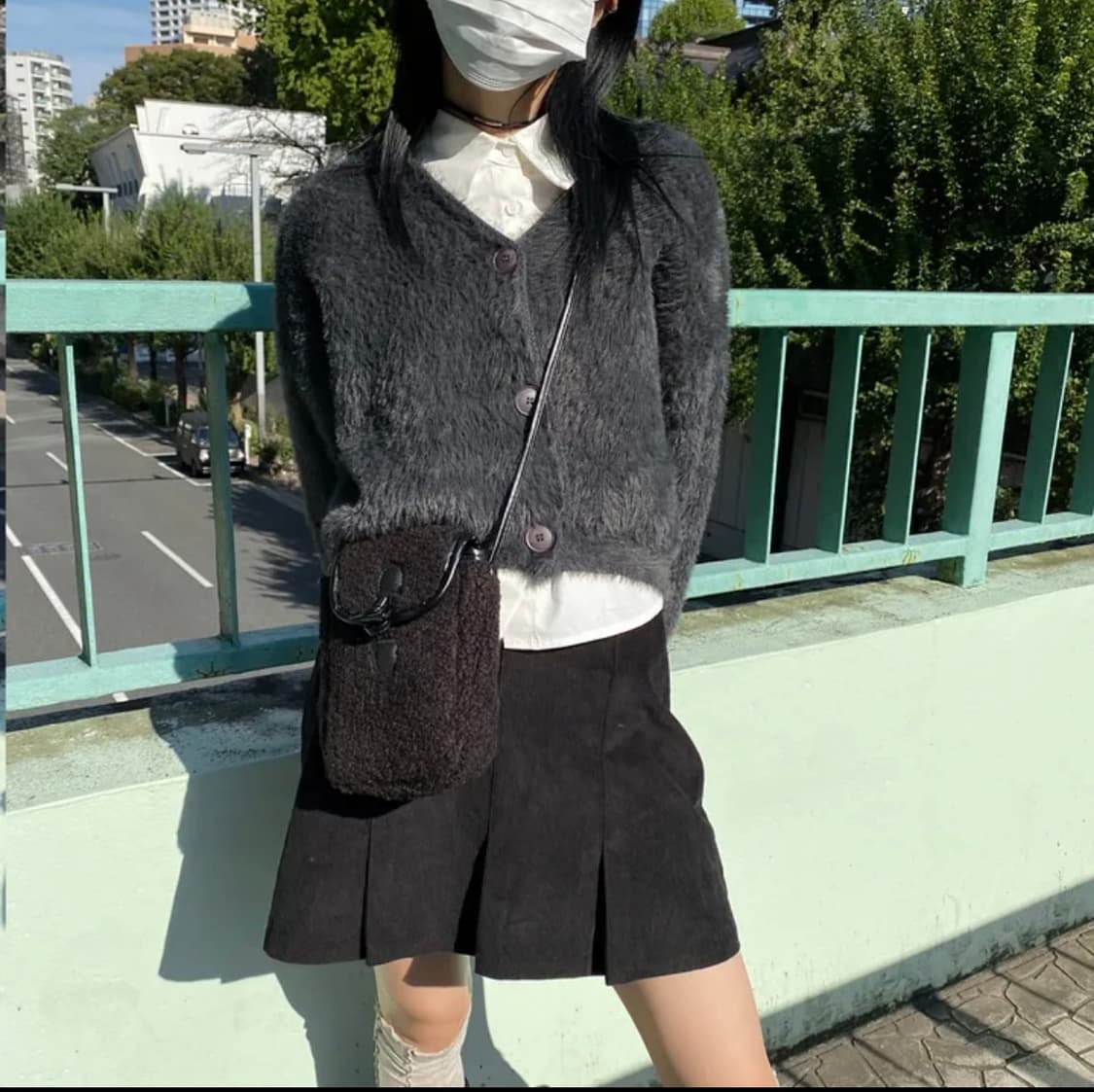 퍼 니트 크롭 가디건 차콜 그레이 상품이미지2