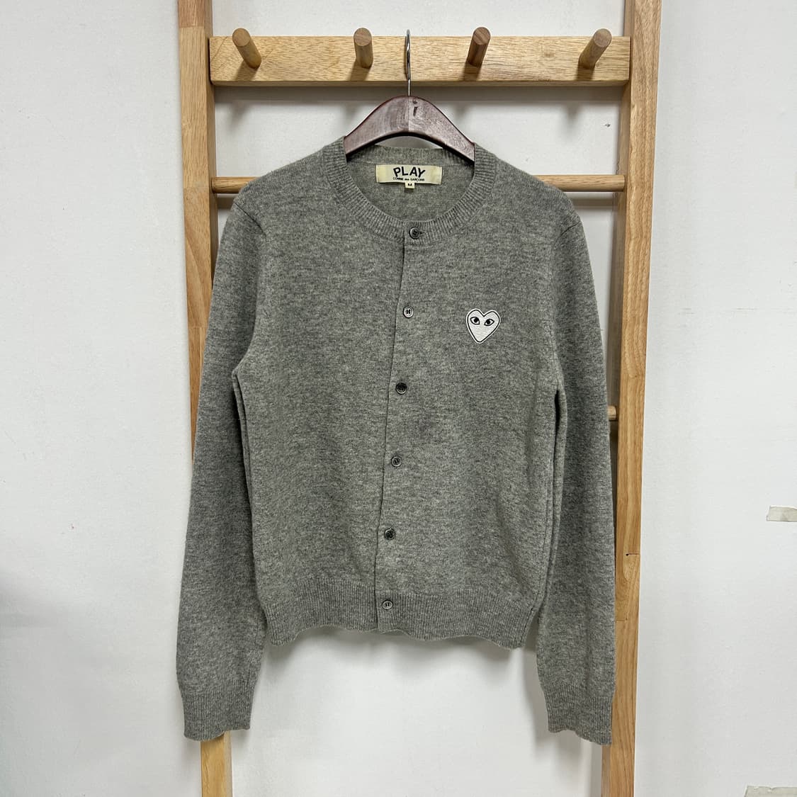 꼼데가르송 화이트 하트 와펜 니트 가디건 그레이 상품이미지3