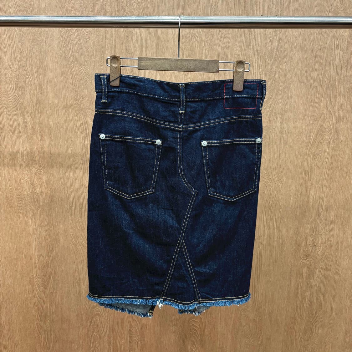 빔즈 보이 데님 미디 스커트 언발란스 랩 오버랩 디테일 스트레이트핏 블루 상품이미지3