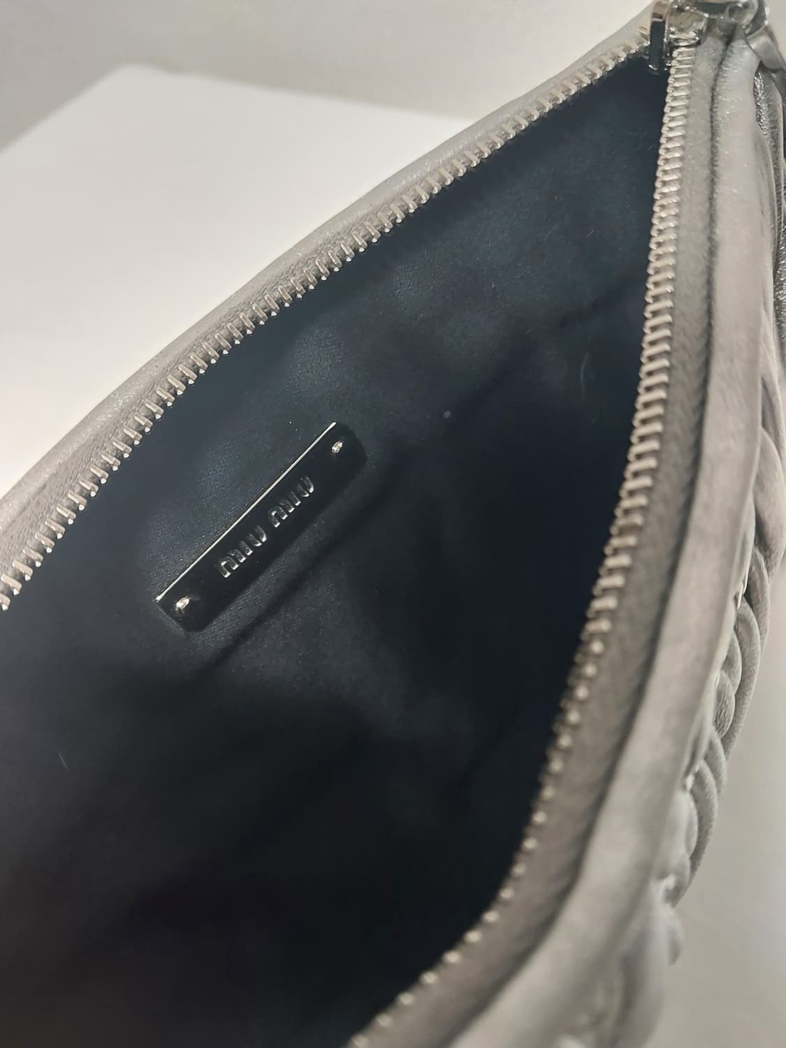 정품 미우미우 마테라쎄 클러치 실버 상품이미지6