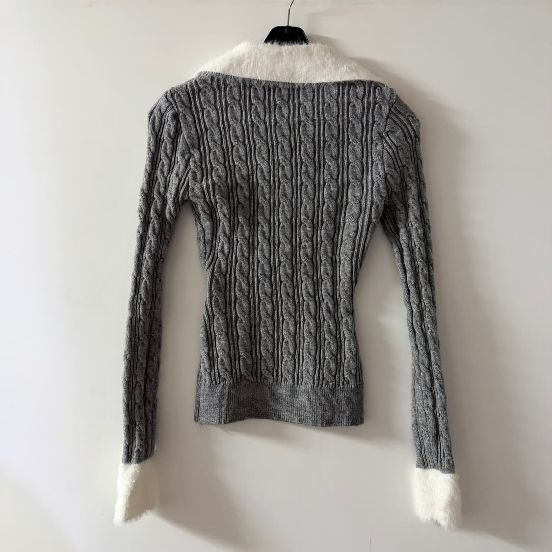 새상품 여자 퍼 꽈배기 브이넥 니트 상품이미지3