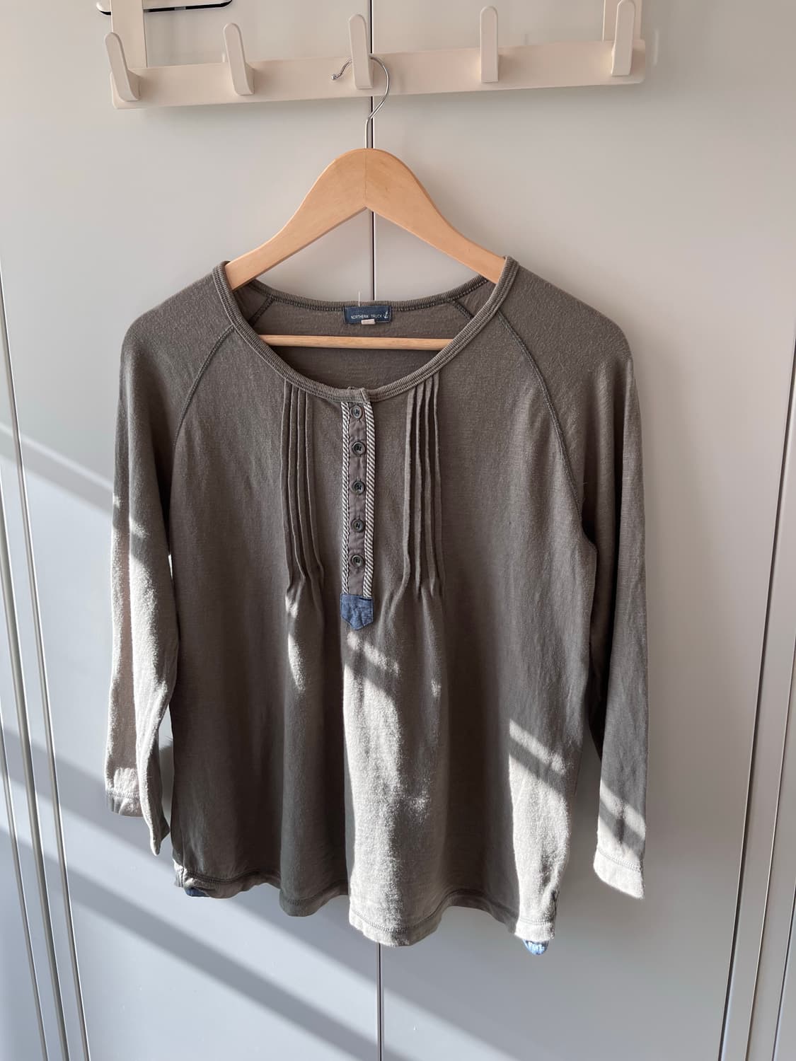 Northern truck 카키 핀턱 단추 롱 슬리브 상품이미지8