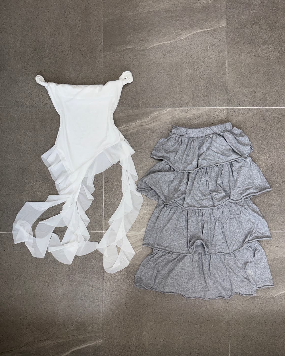 White unbalanced frill sheer 오프숄더 슬리브리스 상품이미지1
