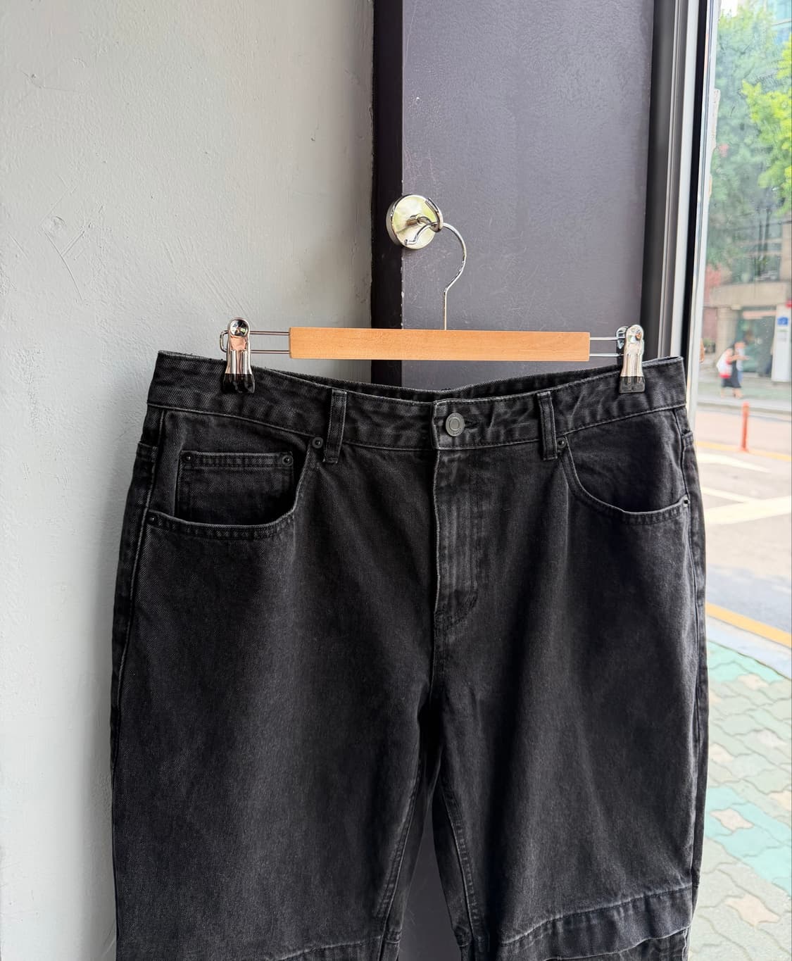 48/ 준지 흑청 무릎절개 조거 데님팬츠 상품이미지5
