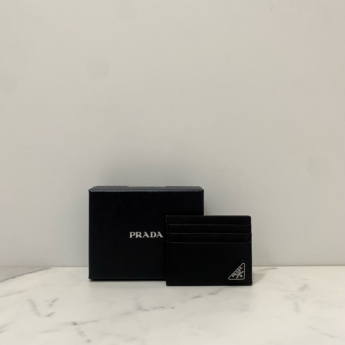 새상품급 프라다 사피아노 레더 삼각로고 카드지갑 블랙 2MC223 상품이미지1