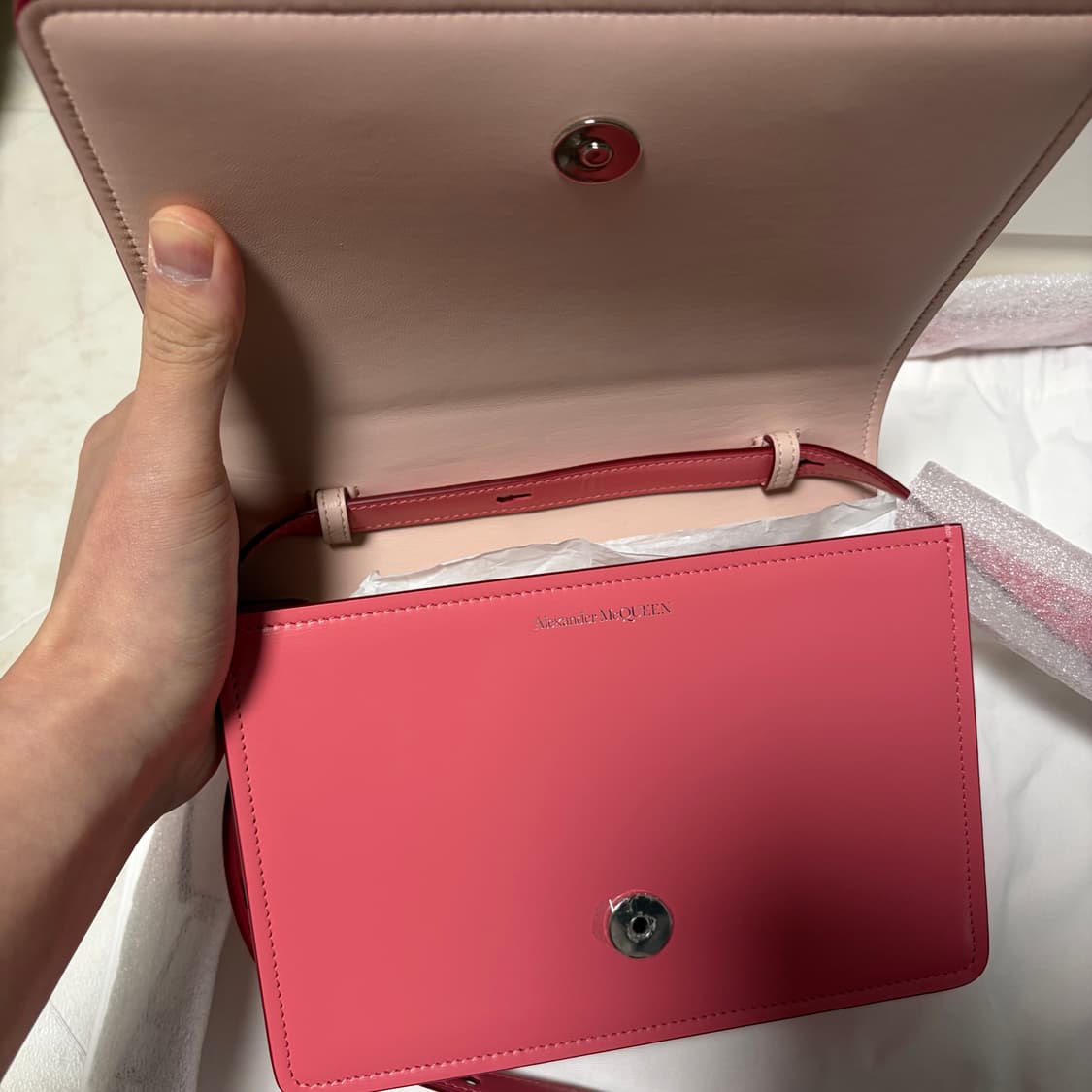 [새상품]알렉산더맥퀸 레더 포링백 코랄 상품이미지3