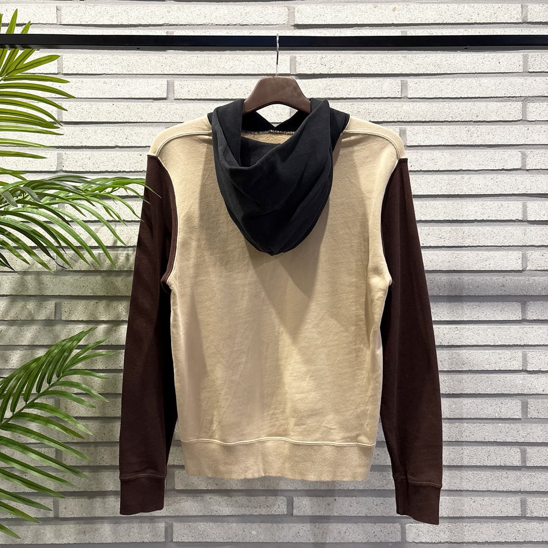 챔피온 컬러블럭 후드티 스몰로고 디테일 크림/브라운 10% 할인 상품이미지3