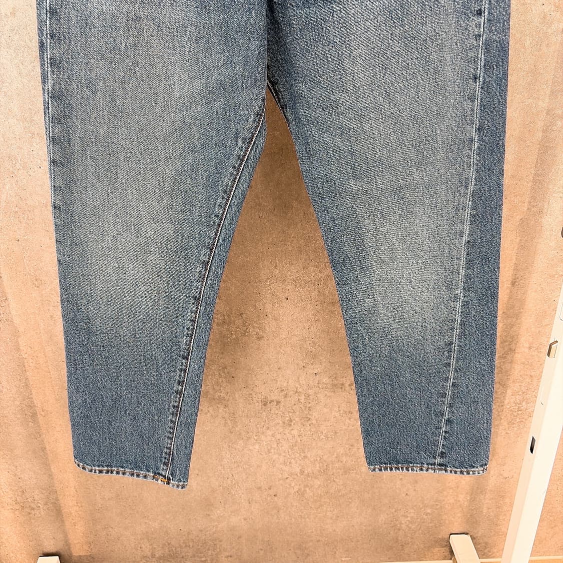 (정품/새상품) 토템 여성 워시드 블루 트위스트 심 데님 팬츠 상품이미지3