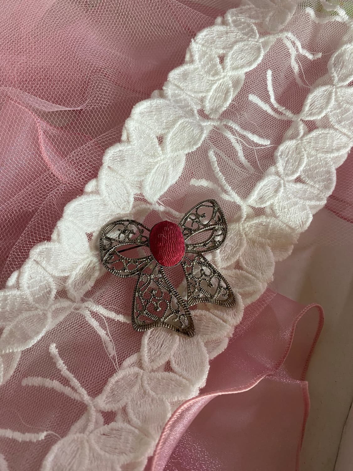  레드 패브릭 센터 리본 메탈 브로치 상품이미지1