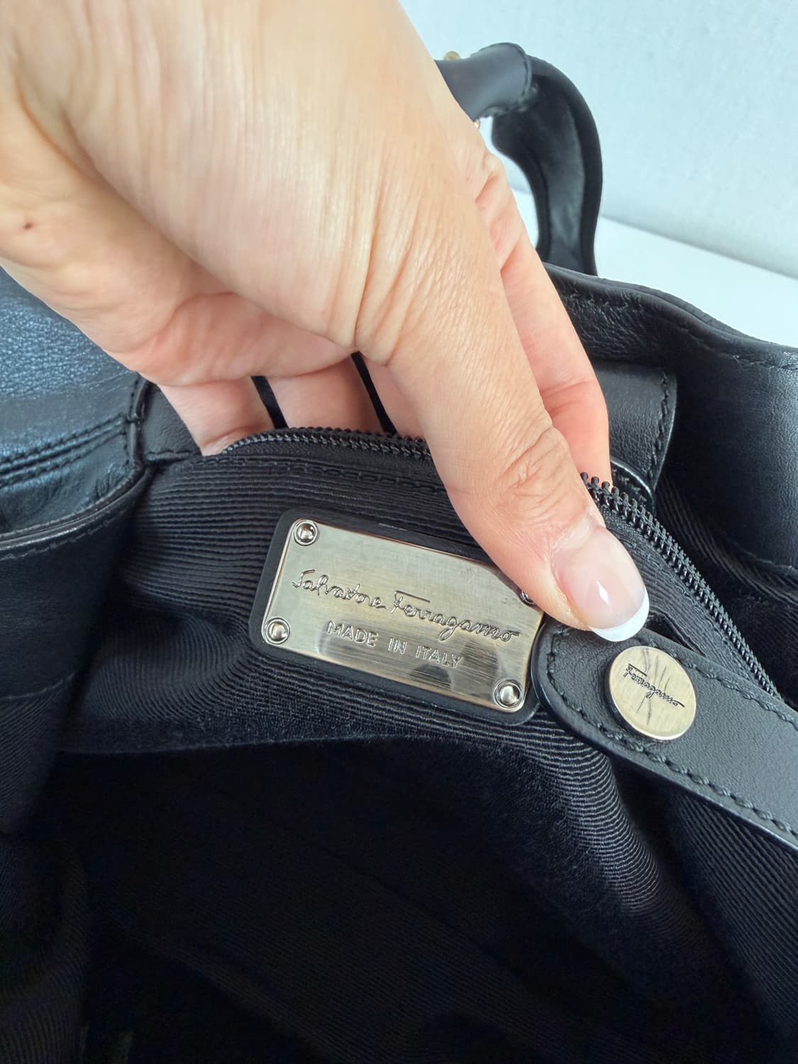 페레가모 리본 가죽 숄더백 상품이미지4