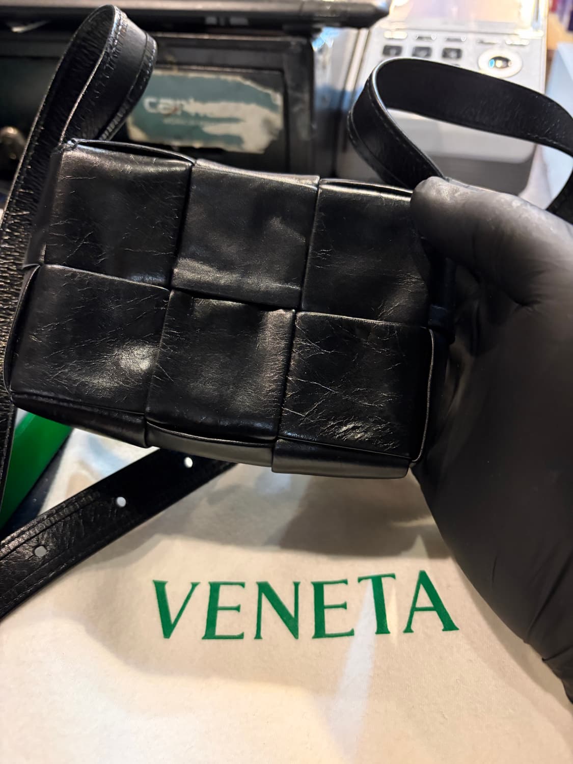 보테가 베네타 미니 레더 카세트백 블랙 상품이미지3