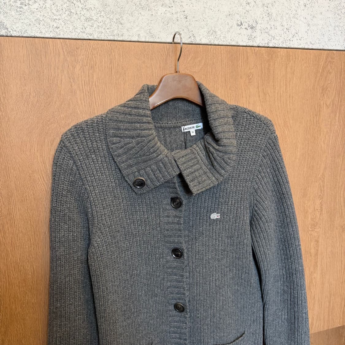 라코스테 하이넥 울 니트 가디건 배색 버튼 로고 자수 디테일 다크 그레이 상품이미지3