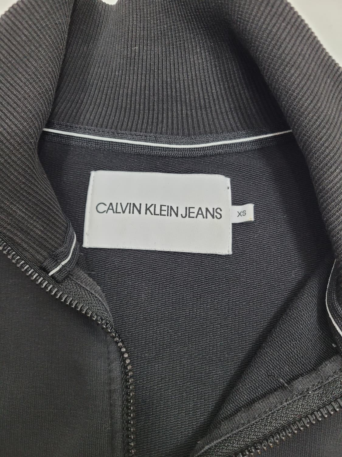 캘빈클라인 22FW 세미 크롭 하프 집업 맨투맨 / 여 XS 블랙 상품이미지7