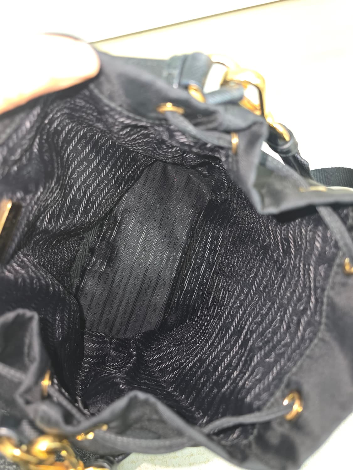 프라다 리나일론 버킷백 블랙 금장 상품이미지6