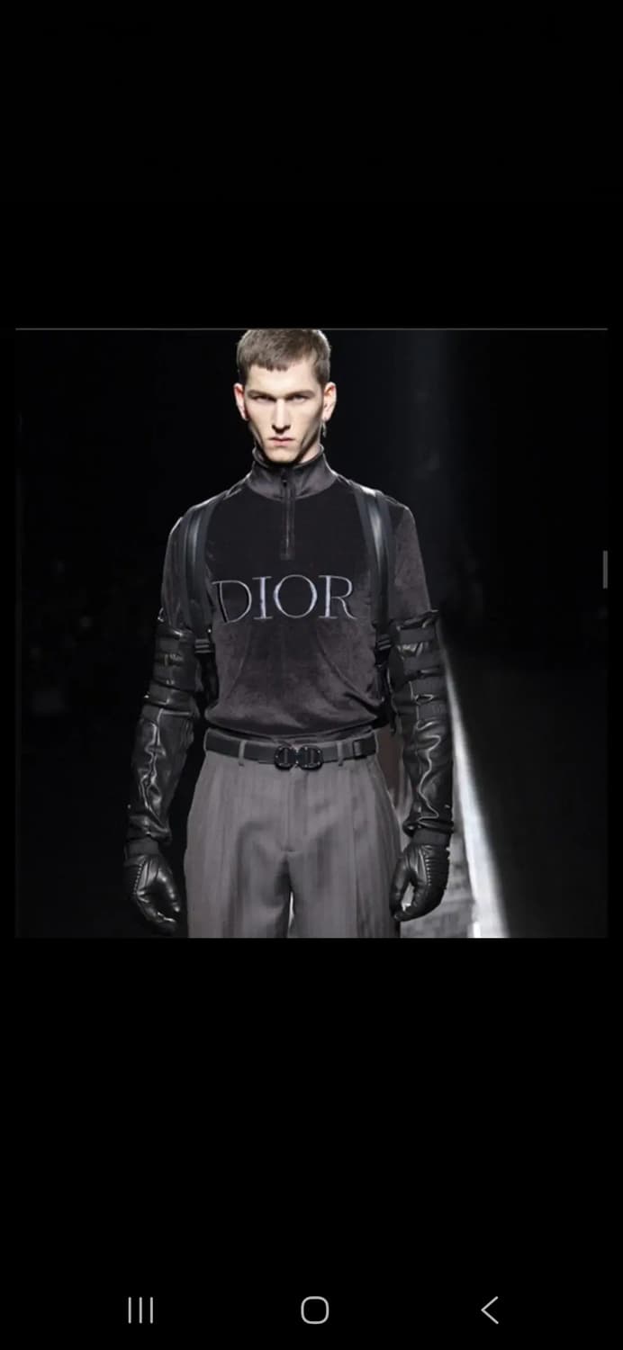 Dior 19/20 fw 런웨이 착장 제품 디올 벨벳 하프집업 반팔 상품이미지1