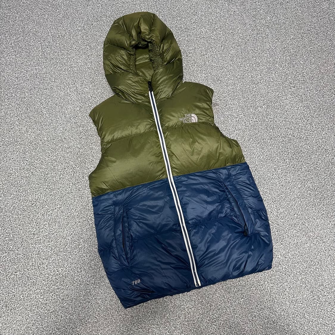 노스페이스 눕시700 패딩 조끼 카키/네이비  상품이미지1