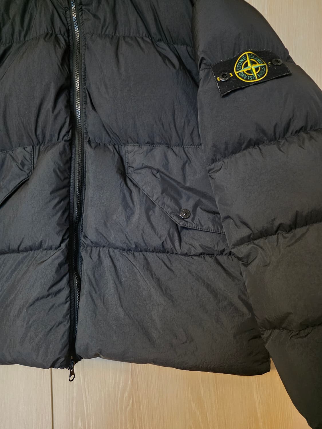 [23FW] 스톤아일랜드 크링클랩스 논후드 블랙 숏 다운 패딩 M사이즈 상품이미지3