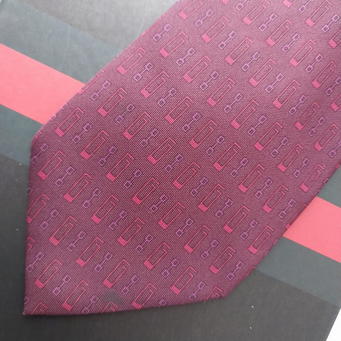 구찌 g로고 전체 패턴 넥타이 버건디 컬러 9.3cm A등급 K2620 상품이미지6