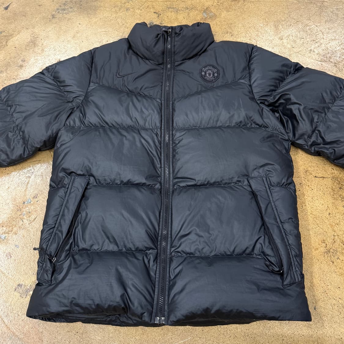 나이키 맨유 올 블랙 숏패딩  상품이미지3